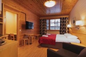 列维列维温泉酒店的酒店客房配有一张床铺和一张桌子。