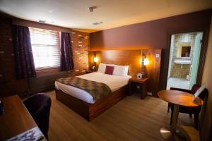 The Crown Hotel Bawtry-Doncaster客房内的一张或多张床位