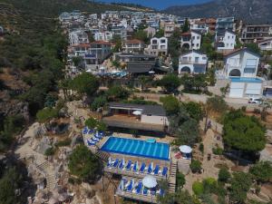 卡尔坎库鲁比酒店的享有带游泳池的度假村的空中景致