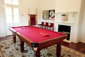 约克劳瑞维尔酒店的带壁炉的客房内的红色台球桌
