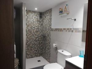 圣巴托洛梅Vista al mar playa del aguila!的浴室配有卫生间、盥洗盆和淋浴。