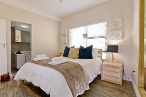 斯瓦科普蒙德Beachfront Apartment @ Morleenpark unit 11的一间卧室配有一张带蓝色枕头的大床