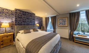 阿尔斯通阿尔斯通之家酒店的一间卧室设有一张大床和一个窗户。
