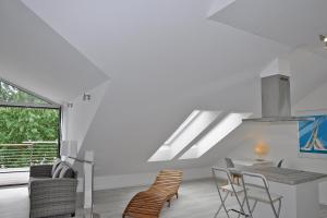 海肯多夫Sandhalm的白色的客房配有桌椅和窗户。