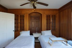 克兰斯顿The Royal Oak的一间卧室配有两张床和吊扇