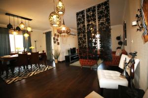 开罗Elegant home in Madinaty compound的一间带桌子的客厅和一间餐厅