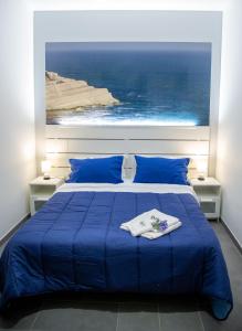 阿格里真托布里奥住宿加早餐旅馆的一间享有海景的卧室,配有一张蓝色的床