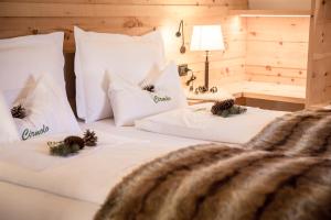 卡瓦莱塞劳力诺酒店的一间卧室配有两张带白色枕头的床