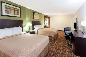 迪凯特/ DNTN /亚特兰大地区速八酒店客房内的一张或多张床位