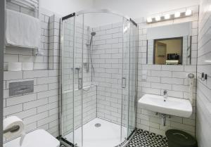 克拉科夫波克耶安妮民宿的一间带玻璃淋浴和水槽的浴室
