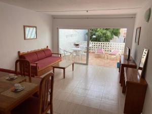 阿德耶villas Canarias的客厅配有红色的沙发和桌子
