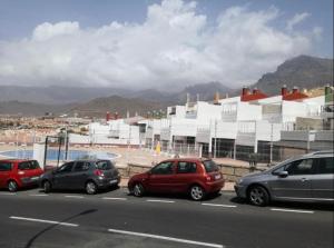 阿德耶villas Canarias的停在路边的一群汽车