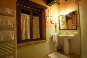 托迪Torre Sangiovanni Albergo e Ristorante da Rosary的一间带水槽和镜子的浴室
