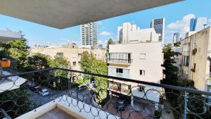 BnBIsrael apartments - Yosef Eliyahu Terracotta的阳台或露台