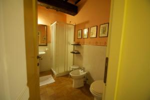 托迪Torre Sangiovanni Albergo e Ristorante da Rosary的浴室配有卫生间、淋浴和盥洗盆。