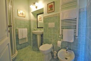 托迪Torre Sangiovanni Albergo e Ristorante da Rosary的浴室配有白色卫生间和盥洗盆。