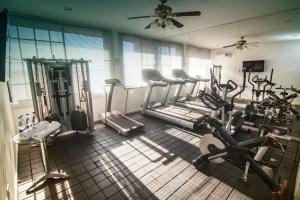 巴耶杜帕尔塔提湾酒店的健身房,配有一系列跑步机和机器