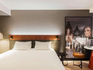 Mercure Amsterdam City Hotel客房内的一张或多张床位