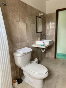 科苏梅尔CoCo 2 Spacious Apartment Downtown with Garden的浴室配有白色卫生间和盥洗盆。