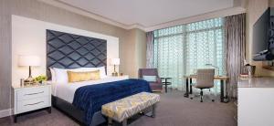 拉斯维加斯曼德勒海湾酒店的配有一张床、一张桌子和一张桌子的酒店客房