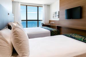 里约热内卢阿瑞纳柯巴卡巴纳酒店的酒店客房设有两张床和一台平面电视。