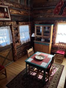 MancosStarry Nights Ranch Bed & Breakfast的小木屋内带桌椅的用餐室