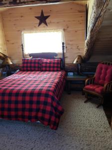 MancosStarry Nights Ranch Bed & Breakfast的一间卧室设有一张可调节的床和一扇窗户。