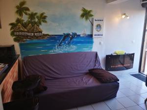 圣普里安海滩MAS de La Mer的墙上挂着绘画的沙发