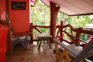 拉迈Varinda Resort的一个带椅子和桌子的门廊