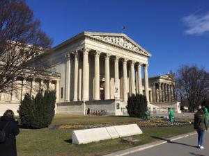 布达佩斯Heroes’ Residence II的前面有柱子的白色大建筑