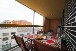 马塔罗Cozy Home · Cozy Home · Nice apartment w/pool and private terrace的阳台上的餐桌上放着一盘食物