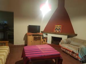 萨尔西普埃德斯Hamacas Serranas的客厅设有壁炉和电视。