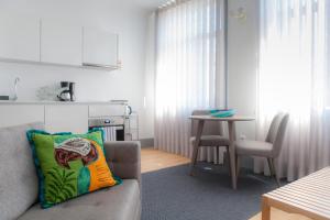波尔图卡里祖城市休闲公寓的客厅配有沙发和桌子