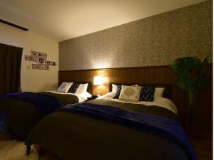 高松Pearl coat / Vacation STAY 75078的一间酒店客房,房间内设有两张床