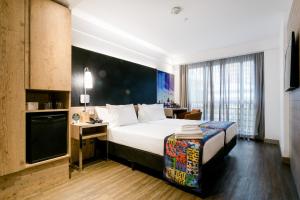 里约热内卢伊帕内玛竞技场酒店的配有一张床和一张书桌的酒店客房