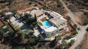 埃斯托伊Quinta do Mocho Turismo Rural的享有带游泳池的别墅的顶部景致