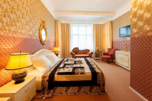 柏林达勒姆潘森酒店的酒店客房设有床和客厅。