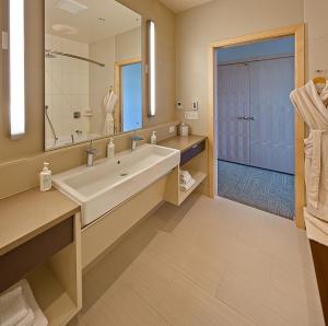 星期五港埃兰迪因123韦斯特酒店的一间带大水槽和大镜子的浴室
