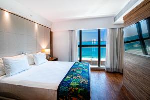 里约热内卢勒梅竞技场酒店 的酒店客房设有一张床和一个大窗户