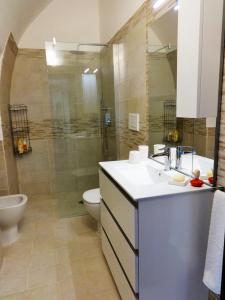 图里Monteferraro Vacanze的一间带水槽、卫生间和淋浴的浴室