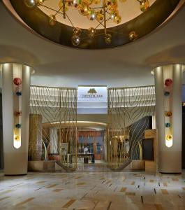 劳德代尔堡塞米诺尔硬石酒店及好莱坞赌场的带有吊灯的豪华酒店的大堂