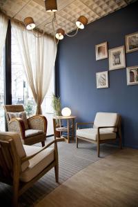 图卢兹奥赛酒店的客厅配有椅子和蓝色的墙壁