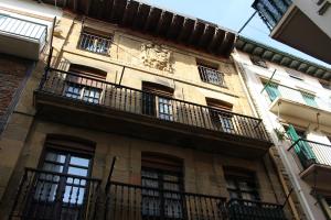 吉塔里亚LOA GETARIA的旁边带阳台的建筑