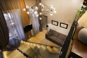 第比利斯Paskunji Residence的带沙发和吊灯的客厅