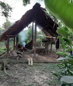 莱蒂西亚Xingú Camping Site的小屋前面有火
