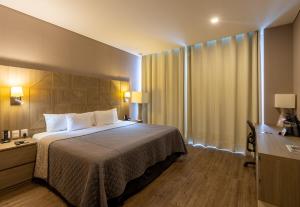 莱昂格罗蓬特酒店 - 穆尔扎的酒店客房设有床和窗户。