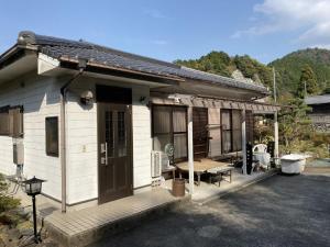 西条市Tsugoe's House Villa / Vacation STAY 74618的一个小房子,设有门廊和庭院