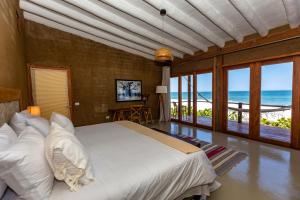 曼克拉Adobe Villas的一间卧室设有一张床,享有海景