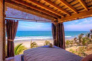 曼克拉Adobe Villas的一间卧室享有海滩美景
