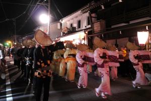 富山Toyama Town Hotel的一群人晚上在街上走